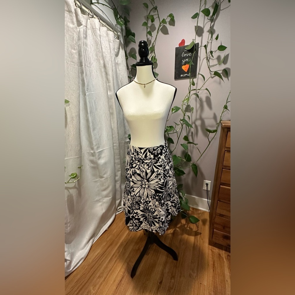GAP Black and White Asymmetrical Floral Skirt Size 10